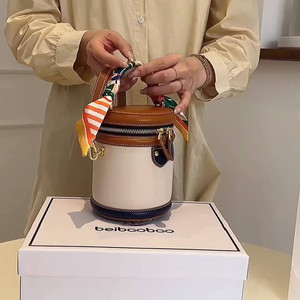 Borsa a secchiello cilindrica colorblock con decorazione a sciarpa e manico superiore, elegante Cro - Product Image 1