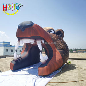 ทีมฟุตบอลโรงเรียนมัธยมหมีกริซลี่วิ่งผ่านอุโมงค์เป่าลมหมี - Product Image 2