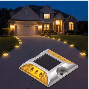 Borne de signalisation routière solaire bidirectionnelle en aluminium robuste et réfléchissante pour la guidage des voitures en zone rurale en virage et en courbe - Product Image 1