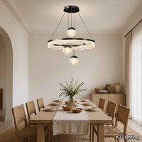 Lustre annulaire avec boules suspendues et bande lumineuse circulaire entourant le cadre, idéal pour les tables à manger et les espaces sous les escaliers