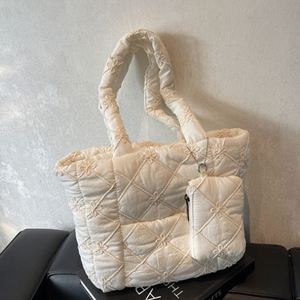 Nouveau design, sac fourre-tout matelassé portable et durable pour femme, grande capacité, imprimé floral, sac rembourré moelleux pour l'automne-hiver - Product Image 3