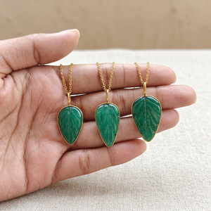 Collier Statement pour Femme en Laiton Plaqué Or 18 carats avec Pendentif Feuille de Jade Vert Sculpté et Sertissage clos, Bijou Artisanal pour Usage Quotidien - Product Image 5