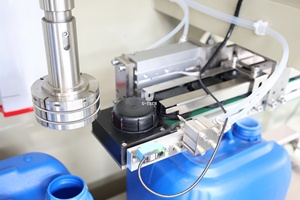 Jerrycan <span class=keywords><strong>de</strong></span> carburant auto 5L 10 L <span class=keywords><strong>20L</strong></span> liquide <span class=keywords><strong>de</strong></span> nettoyage chimique anti-corrosif liquide conteneur embouteillage remplissage capsulage machine - Product Image 5