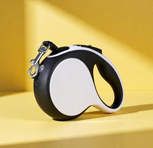 Correa Retráctil para Perro de 5 Metros, Blanca/Negra, Clásica, Ecológica, Fácil de Usar, con Luz LED, Liberación Rápida, Bolsa para Excrementos, para Perros de hasta 50 kg, Venta al por Mayor - Product Image 1