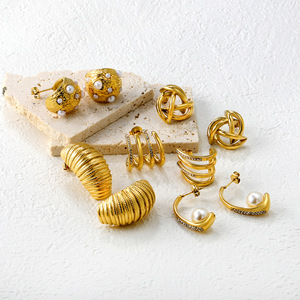 ต่างหูแฟชั่นทรงตัว C ชุบทอง 18k ทำจากโลหะผสมสังกะสี ประดับมุก ดีไซน์เรขาคณิต เหมาะสำหรับงานปาร์ตี้ - Product Image 1