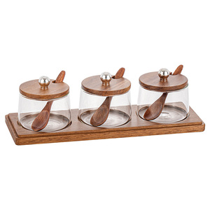 علب توابل زجاجية مع صينية خشب الأكاسيا وأغطية خشبية وملاعق - Product Image 5