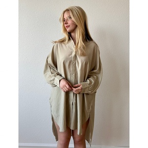 Robe décontractée pour femme en coton tricoté 100% de haute qualité, séchage rapide, sans couture, design sexy et tendance, col à revers, coupe ample, vente en gros, personnalisable OEM - Product Image 3