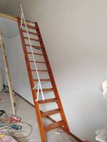 Maßgefertigte Wandklappbare Treppe Pulverbeschichtete Metall-Klappwandtreppe für Wohnbereich-Dachbodenzugang