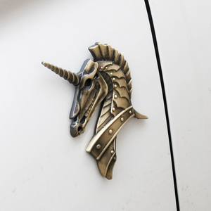 Personalidad Anime dibujos animados unicornio coche emblema alta calidad Metal guerra caballo coche insignia - Product Image 2