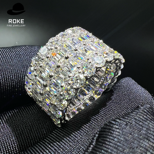 9-18K ホワイトゴールド メンズ ワイド ダイヤモンド リング、ラボグロウン エメラルドカット ダイヤモンド ラウンドカット、4本爪パヴェセッティング。 - Product Image 2