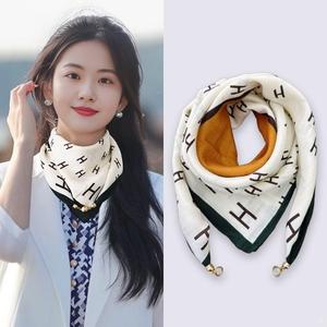 2024 Damen Frühling Herbst Winter Warm Stilvolles Dreieck Design Magnetische Saug schnalle Quadratischer Seiden schal Bedruckte Baumwolle Warm