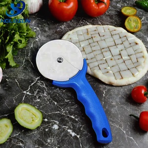 قاطع عجلة بيتزا دائري بشفرة سيراميك آمن للطعام محمول مع غطاء واقي مضحك ومقبض مريح - Product Image 4