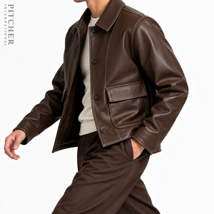 Chaqueta de cuero marrón para hombre, estilo vintage, con botones y costuras en contraste. - Product Image 2