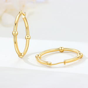 Boucles d'oreilles créoles géométriques simples en or, un choix idéal pour un cadeau d'anniversaire ou de fête. - Product Image 6
