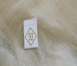 Étiquettes tissées personnalisées pour vêtements avec logo, texte, taille et instructions d'entretien pour la marque de vêtements. - Product Image 5