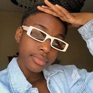 Gafas de Sol Cuadradas Negras Retro de Moda con Logotipo Personalizado, Gafas de Sol Rectangulares Pequeñas de Color Caramelo con Protección UV400 para Mujer - Product Image 2