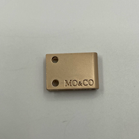 Label Logo Logam Embos Multi Warna Custom Huruf Persegi Panjang Plat Merek Ramah Lingkungan Aksesoris Perlengkapan Tas Pakaian