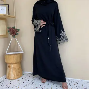 Squisito ricamo Abaya allentato manica lunga Jubah abito lungo girocollo di alta qualità con cintura con frange caftano abbigliamento musulmano