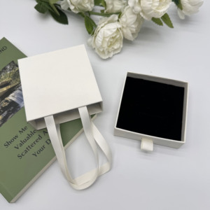 Boîte à bijoux en papier personnalisée Shengcan à faible MOQ avec logo, poignée en ruban et insert en mousse pour emballage cadeau - Product Image 3