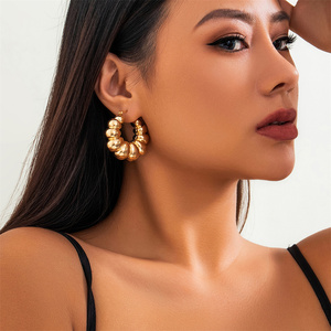 SHIXIN Hochwertige Vintage Punk Geometrische Kreisförmige Creolen Damen Trendige <span class=keywords><strong>Goth</strong></span> Exquisite C-Form Piercing Ohrringe Y2K Schmuck - Product Image 2