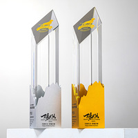Trophée de luxe sur mesure en cristal avec logo gravé au laser 3D pour récompense d'excellence et souvenir de performance des employés