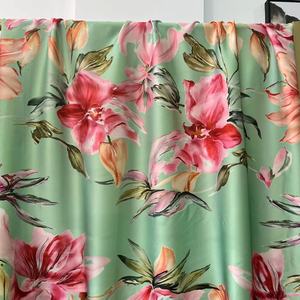 Tissu satiné à imprimé numérique, doux et soyeux, de poids moyen, avec un motif floral artistique, parfait <span class=keywords><strong>pour</strong></span> les robes et les occasions spéciales. - Product Image 6