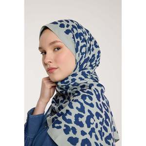 Écharpe et ensemble modeste à imprimé léopard Pure Tone, tons vert clair et bleu marine - Product Image 2