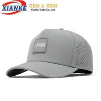 Gorras de béisbol X&K con marcador de bola magnético, cierre frontal con cordón, gorras trucker personalizadas con solapa frontal, franja lateral y sublimación a todo color