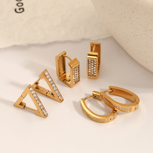 Boucles d'oreilles géométriques en acier inoxydable plaqué or avec diamants, design triangulaire et créoles, unisexe, pour un usage quotidien - Product Image 1