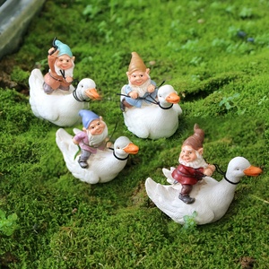 Set di 4 statuette in resina di ancellette a cavallo di anatre - Miniature per giardini delle fate, terrari, case delle bambole - Product Image 1