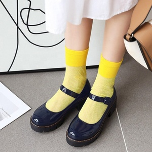 รองเท้าแฟชั่นผู้หญิงแบบสวม หุ้มข้อต่ำ หนังแก้วสะท้อนแสง หัวกลม เหมาะสำหรับใส่ในชีวิตประจำวันและเดท - Product Image 6