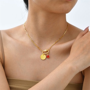 Collar con colgante de disco redondo de circonita pulida de alto brillo con diseño de hebilla de escalada y piedras de cumpleaños de los doce meses - Product Image 3