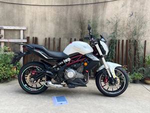 <span class=keywords><strong>Benelli</strong></span> Huanglong 300 de 300 cc - Bicilíndrico refrigerado por agua, bajo mantenimiento, asiento cómodo y manejo estable - Product Image 2