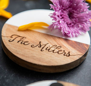 Sous-verres ronds en bois d'acacia et en marbre de style campagnard, blancs pour gravure au laser avec logo personnalisé - Product Image 1