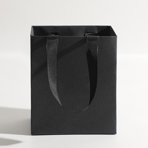 Bolsa de Papel Desechable de Lujo Hecha a Mano con Asas en Relieve, Cinta Marrón Kraft, Blanca y Negra para Pulseras, Relojes y Uso en Tiendas - Product Image 4