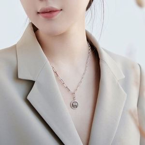 Collar con Colgante de Moneda de Elefante Dylam, Chapado en Oro de 18k, Medallón Texturizado Vintage, Colgante de Disco Redondo, Collar Delicado para Mujer - Product Image 2