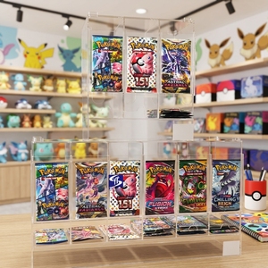 <span class=keywords><strong>Vente</strong></span> directe d'usine SYP, distributeur de cartes à collectionner Pokémon personnalisé en acrylique transparent à 3 emplacements, présentoir pour magasin de détail - Product Image 1