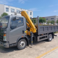 Camion grue HOWO 4x2 de 5 tonnes avec grue à flèche articulée à 3 sections et benne basculante hydraulique pour la construction