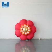 Modèle de fleur rouge gonflable personnalisé, décoration de scène pour lieux touristiques en plein air, accessoire floral géant gonflable pour la décoration d'événements et de fêtes