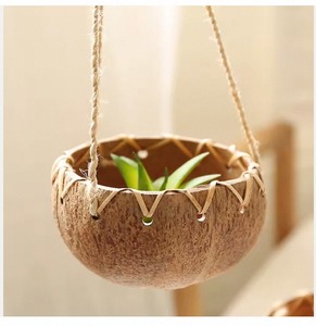 กระถางแขวนทำมือจากเปลือกมะพร้าวทรงกลม พร้อมเชือก  รักษาสิ่งแวดล้อม ใช้ในบ้านและสวน ผลิตจากกันการาตนา - Product Image 3
