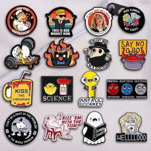 Spilla in smalto creativa a tema scienza e fisica (Protono, Elettrone, Neutrono) con scritta 'TRUST ME I'M A DOCTOR', distintivo <span class=keywords><strong>per</strong></span> zaino, gioiello, <span class=keywords><strong>regalo</strong></span> <span class=keywords><strong>per</strong></span> amici - Product Image 6