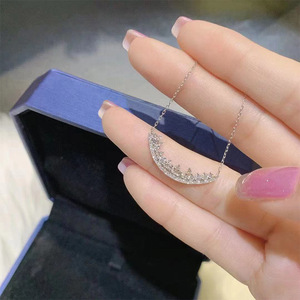 Collana con pendente a forma di V piccola, design con pietre scintillanti, catena semplice e lussuosa per donna - Product Image 2