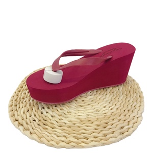 Chanclas de Cuña con Plataforma Alta Personalizadas al por Mayor Último Diseño para Mujer con Tira de PVC y Suela de EVA para Verano - Product Image 1
