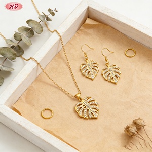 Parures de bijoux fantaisie Hengdian plaqué or 18 carats, motif feuille de Monstera creuse, zircon AAA, pour femmes, idéales pour l'été et les rendez-vous (vente en gros) - Product Image 1