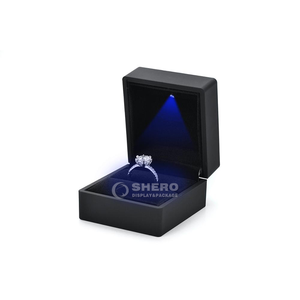 Caja de Plástico con Luz LED Azul, Negra y Roja, Personalizable con Logotipo, para Anillos, Colgantes, Pulseras, Brazaletes, Collares y Joyería - Product Image 1