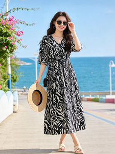 Robe mi-longue ample et élégante pour femme, coupe amincissante, imprimé floral vintage, en fibre de viscose, manches trois-quarts, collection été 2026 - Product Image 3