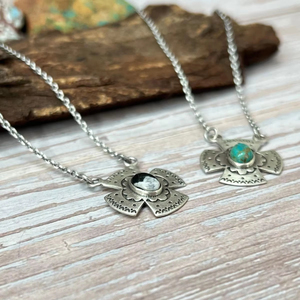 สร้อยคอเงินแท้ชุบโรเดียมทำมือ ประดับด้วยจี้คิงแมนเทอร์ควอยซ์และไวท์บัฟฟาโล - Product Image 1