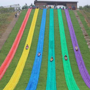 Glissade Arc-en-ciel en Gazon PE pour Parc de Mini-Golf et Attractions Touristiques – Un Endroit Instagrammable - Product Image 3
