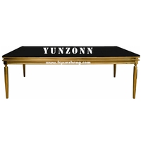 Table à manger moderne en verre à cadre doré avec long design rectangulaire Réception de mariage Hôtels en plein air Fêtes de salon