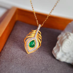 قلادة فضية جديدة بتصميم ريشة الطاووس مرصعة بالزمرد المستنبت من الفضة عيار 925 - Product Image 5